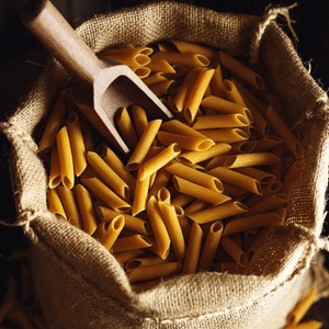 Tas de pâtes crues en vrac de qualité supérieure.