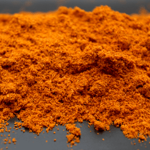 Tas de piment épices bio en vrac rouge avec graines de cumin et coriandre.